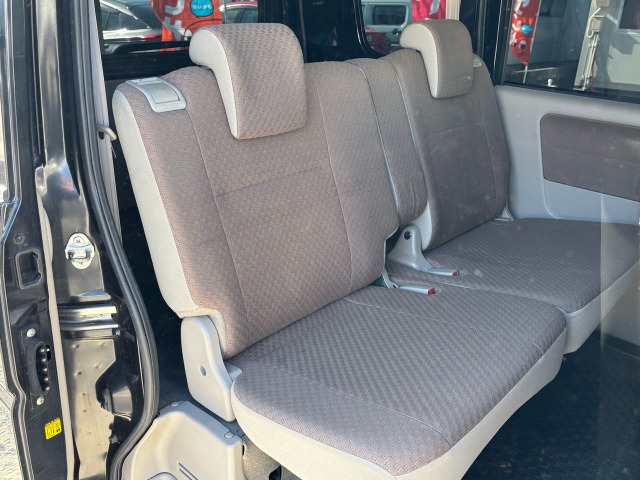 �Z�J���h�V�[�g�͑�l��l������Ă��\���ȃX�y�[�X���m�ۂ���Ă���܂��B