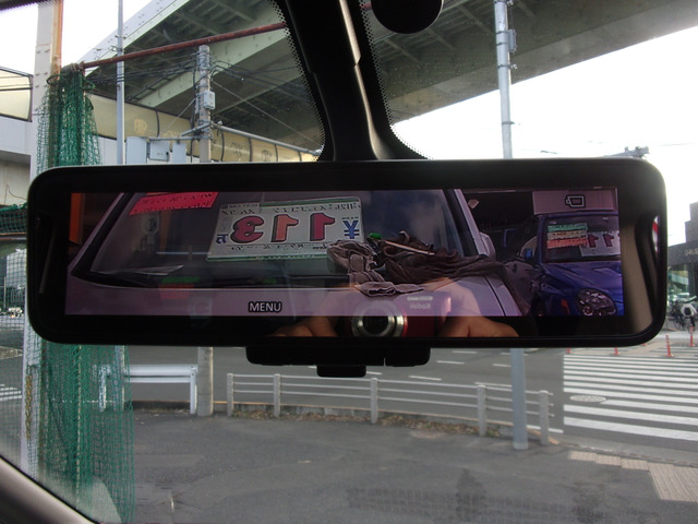 �C���e���W�F���g���[���~���[�̓����^�b�`�Ńm�[�}���~���[�ɂȂ�܂��B