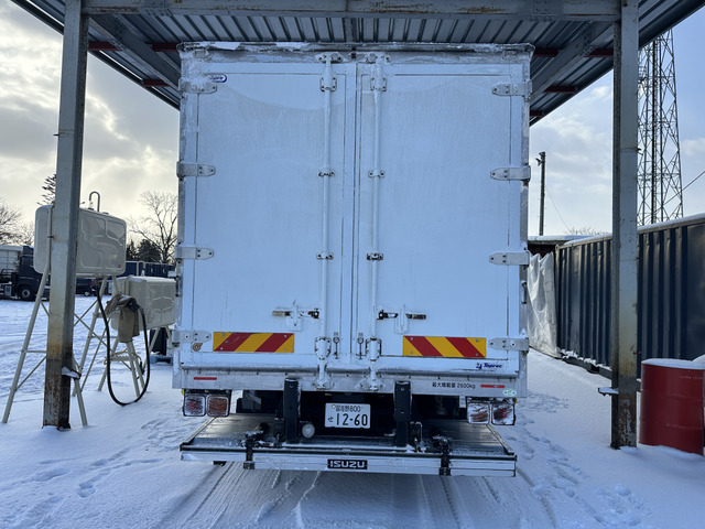 フォワード冷蔵冷凍車