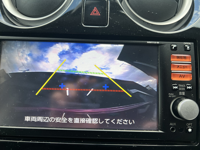 バックカメラ付き。後方確認をサポートしてくれるので、狭い場所での駐車時にも便利です。
