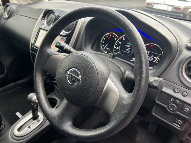 ステアリング周辺もスッキリ。操作系が分かりやすく、毎日の運転で使いやすいコックピットです。