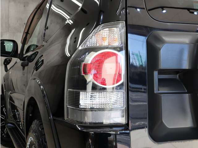 �e�[�������v�������傫�ȃL�Y�������A�����Y��ȏ�Ԃ�ۂ��Ă���܂��B�e�[���̃u���b�N�A�E�g�J�X�^����ЊO�e�[���ւ̃J�X�^�������C�y�ɂ����k���������B