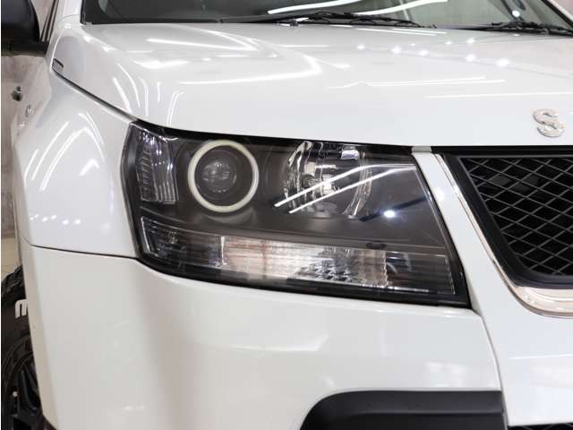 �w�b�h���C�g�̃C���i�[�������u���b�N�Ƀy�C���g�ς݂ŁA�������܂�����ۂ�^���Ă���܂��B�w�b�h���C�g�����Y���������΂݂�܂蓙������σL���C�ȏ�Ԃ�ۂ��Ă���܂��B