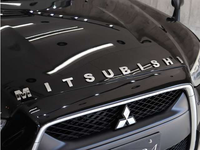 �O�����㕔�ɐl�C�̃N���V�b�NMITSUBISHI�G���u�����𑕒����A���X�������̃J�X�^�����{���Ă���܂��B