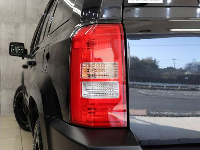 �e�[�������v�������傫�ȃL�Y�������A�����Y��ȏ�Ԃ�ۂ��Ă���܂��B�e�[���̃u���b�N�A�E�g�J�X�^����ЊO�e�[���ւ̃J�X�^�������C�y�ɂ����k���������B