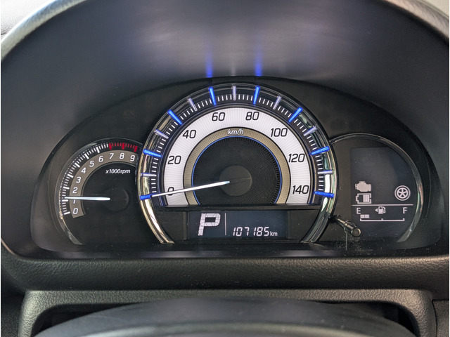 �z���C�g&�u���[�Ō��₷�����F�̃��[�^�[�p�l���ł��B�t���\�����ɂ͊e����p����\������C���t�H���[�V�����f�B�X�v���C��������Ă���܂��B�@�֌n���ǍD�ł��̂Ōx�����Ȃǂ͈�ؓ_�����Ă���܂���B