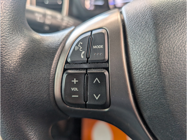 �X�e�A�����O�ɂ̓I�[�f�B�I���삪�o����X�C�b�`��z�u�B������Ƃ��������ł͂���܂����A�g���Ă݂�Ƃ��Ȃ�֗��Ȃ�ł���