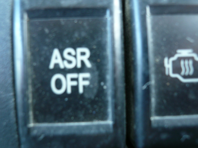 �g���N�V�����R���g���[���V�X�e��(ASR)�@�\�t���g��Ȃ����́A�I�t�ɂł��܂���