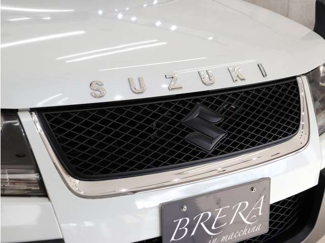 �O�����㕔�ɐl�C�̃N���V�b�NSUZUKI�G���u�����𑕒����AS�}�[�N�̓}�b�g�u���b�N�h�蕪���y�C���g�œ��X�������̃J�X�^�����{���Ă���܂��B