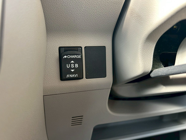 USBもさせますし前の写真にボタンもあった衝突軽減ブレーキのスマートアシスト?も付いて装備満載♪♪
