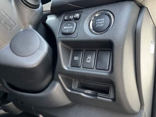 スマートキーで鍵を持っているだけでエンジン始動OK!パワスラやオートマチックハイビームのボタンも集約!