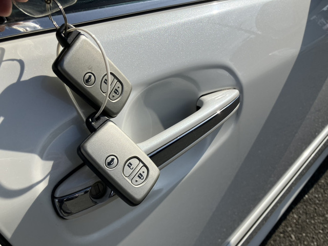 �^�b�`��Ń��b�N����OK! �L�[���X�ƘA�����ăh�A�~���[�������J���܂�(�I�[�g���g���~���[)�B