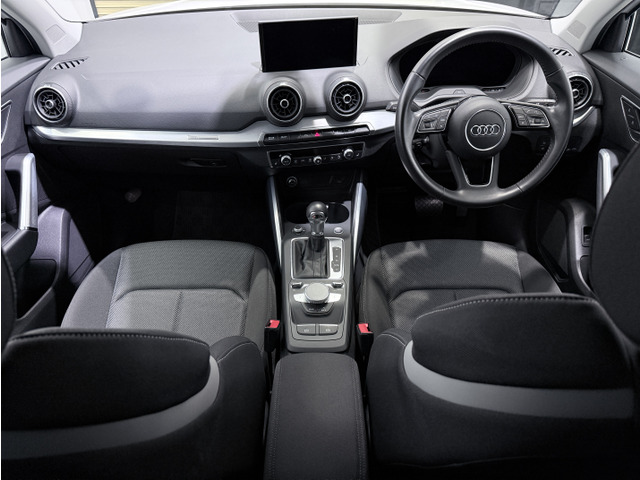 �I�v�V������MMI�i�r�Q�[�V�����𑕔��B�t���Z�OTV�A�~���[�W�b�N�T�[�o�[�A�u���[�g�D�[�X�E�X�}�[�g�t�H�������N�EUSB����AUX���͂��߁ADVD��CD�ȂǗl�X�ȃ��f�B�A�ɑΉ����Ă��܂��B