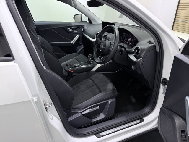 �u���b�N�œ��ꂳ�ꂽ�X�|�[�e�B�[�ȃC���e���A�͎g�p���̖����������R���f�B�V�����ł��B�����}�b�g�܂ŉ���̂Ȃ���������ۂ��Ă��܂��B�։��Ŏg���Ă���܂����̂ŁA�C�ɂȂ�����≘��͗L��܂���B