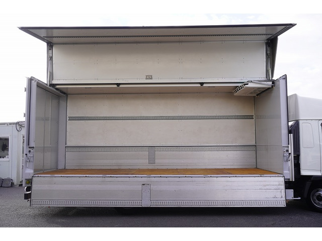 新車注文も扱っております。未使用の車などお得で納期が早いトラックもたくさん置いてありますのでご覧ください。