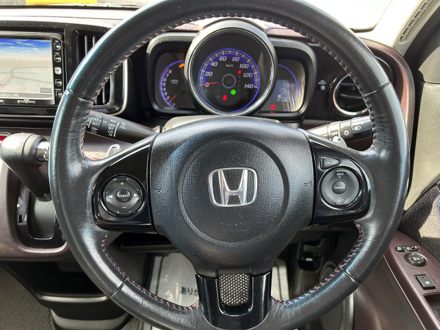 �I�[�f�B�I�R���g���[���X�e�A�����O�X�C�b�`��N���[�Y�R���g���[����p�h���V�t�g�t���ł���