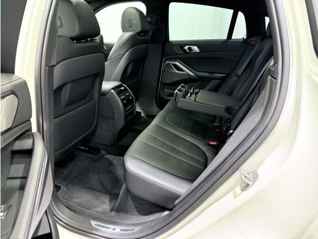 �t�@�~���[���[�X�̎ԗ��ŗǂ���������O�Ȕw�ʂ̉���⏝���w�ǗL��܂���B�㕔���ȂɕI�u�����p�̃J�b�v�z���_�[��A��Ȑ�p�Ɨ��I�[�g�}�`�b�N�G�A�R���E�V�[�g�q�[�^�[�ȂǏ[���̑������������܂��B