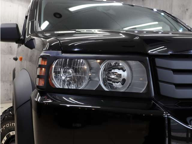 �w�b�h���C�g�����΂݂�܂蓙������σL���C�ȏ�Ԃ�ۂ��Ă���܂��B�C���i�[�u���b�N�y�C���g����t�@�C�o�[LED���C�g���H���A���C�y�ɂ����k���������B