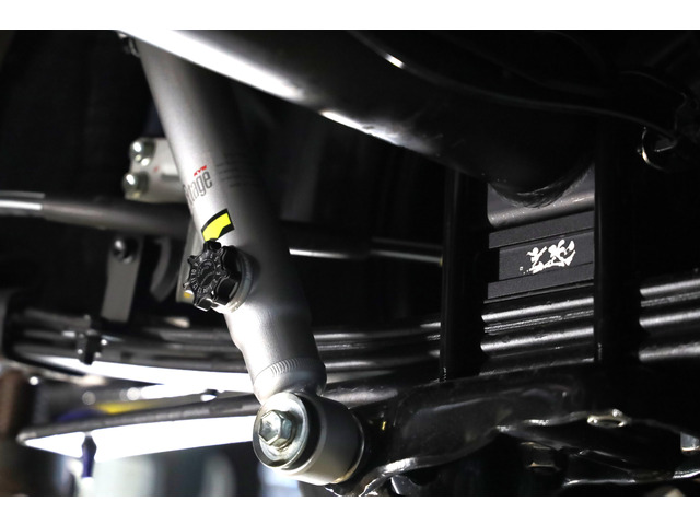 ���[�_�E���ɂ͌���1.5�C���`�_�E���u���b�N�ɃX�g���[�N�X�g�b�p�[�n�C�g�_�E���T�|�[�^�[�AKYB�G�N�X�e�[�W�V���b�N�𓖓X�ɂĐV�i�ő����B�[�Ԏ��ɂ̓A���C�����g���������܂��B