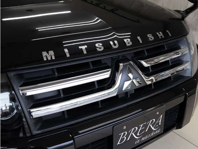 �O�����㕔�ɐl�C�̃N���V�b�NMITSUBISHI�G���u�����𑕒����A���X�������̃J�X�^�����{���Ă���܂��B