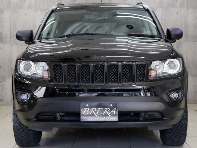 �t�����g�r���[�͏����u���b�N�J���[�ƃ}�b�g�u���b�N�œh�蕪���A�I�V�����ȃt�����g�r���[�Ɏd�オ���Ă���܂��B