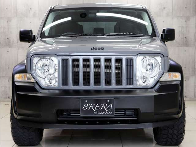 �t�����g�r���[�̓~�f�B�A���O���[�J���[�ƃ}�b�g�u���b�N�œh�蕪���A�I�V�����ȃt�����g�r���[�Ɏd�オ���Ă���܂��B