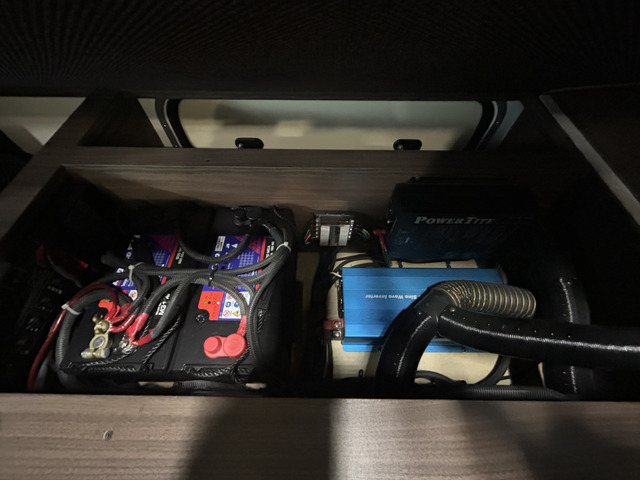 1500W�C���o�[�^�[ �O���[�d�� �c�C���T�u�o�b�e���[