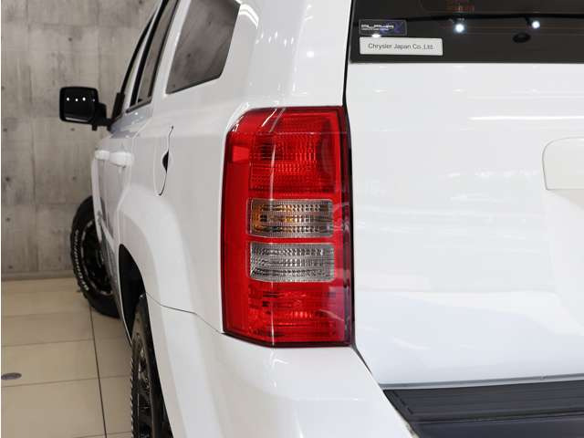 �e�[�������v�������傫�ȃL�Y�������A�����Y��ȏ�Ԃ�ۂ��Ă���܂��B�e�[���̃u���b�N�A�E�g�J�X�^����ЊO�e�[���ւ̃J�X�^�������C�y�ɂ����k���������B