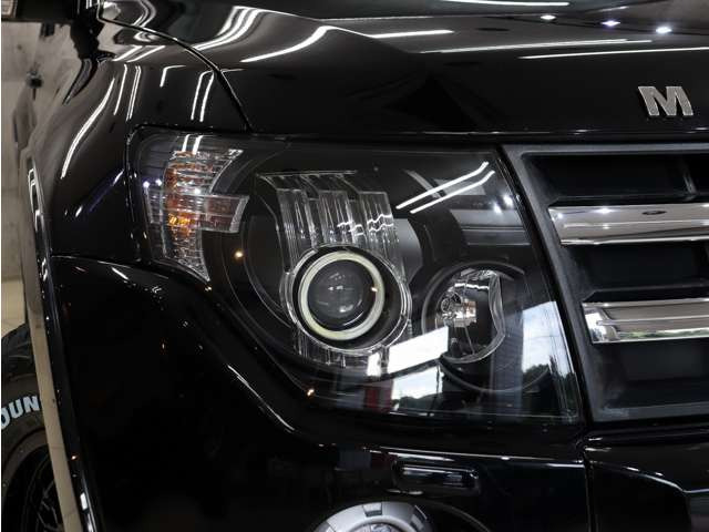 �w�b�h���C�g�̃C���i�[�������u���b�N�Ƀy�C���g�ς݂ŁA�������܂�����ۂ�^���Ă���܂��B�w�b�h���C�g�����Y���������΂݂�܂蓙������σL���C�ȏ�Ԃ�ۂ��Ă���܂��B