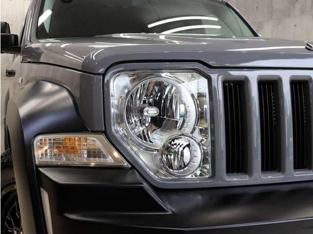 �w�b�h���C�g�����΂݂�܂蓙������σL���C�ȏ�Ԃ�ۂ��Ă���܂��B�C���i�[�u���b�N�y�C���g�����C�g�̃J�X�^�������C�y�ɂ����k���������B