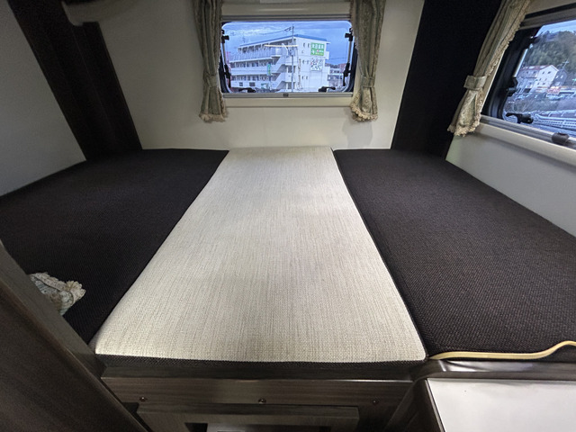 �Ō㕔�ɂ͏��W�x�b�h���������Ă��܂�!���@�́A192cm&times;120cm�Ƒ�l�񖼂��A�Q�\�ł�!