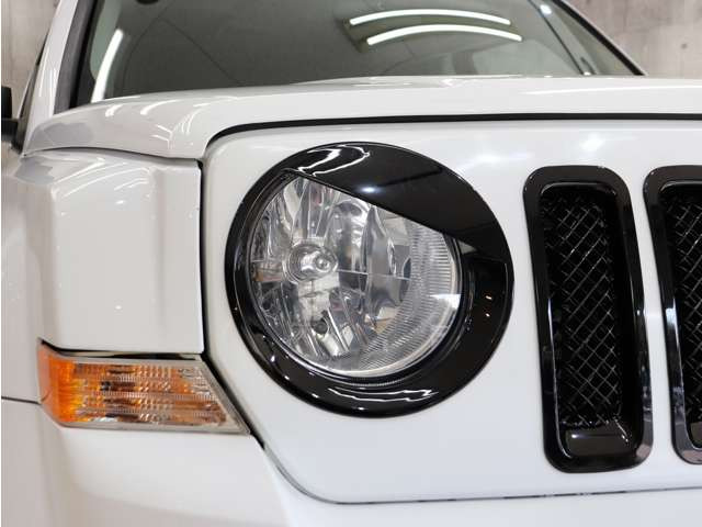 �w�b�h���C�g�����΂݂�܂蓙������σL���C�ȏ�Ԃ�ۂ��Ă���܂��B�C���i�[�u���b�N�y�C���g����t�@�C�o�[LED���C�g���H���A���C�y�ɂ����k���������B