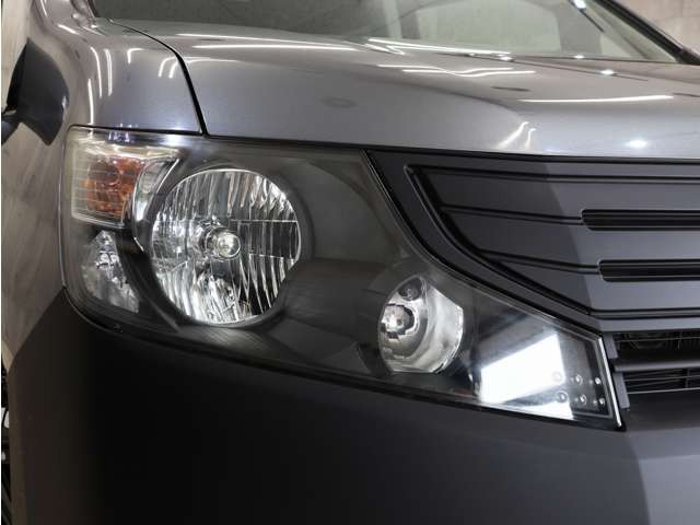 �w�b�h���C�g�̃C���i�[�������u���b�N�Ƀy�C���g�ς݂ŁA�������܂�����ۂ�^���Ă���܂��B�w�b�h���C�g�����Y���������΂݂�܂蓙������σL���C�ȏ�Ԃ�ۂ��Ă���܂��B