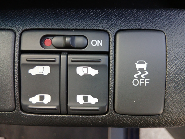 �����Ȃ��q�l������Ƃ���A������̕�������ۂȂǂ��Ƃ��Ă��֗�!�X���C�h�h�A�������Ȃ̂ŁA�J���߂̍ۂ����b�N�����ĂĈ��S�ł����!2��ځA3��ڂ̕�������ŏ��~����y�X��