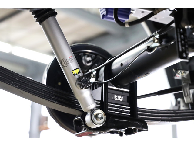 ���[�_�E���ɂ͌���1.5�C���`�_�E���u���b�N�ɃX�g���[�N�X�g�b�p�[�n�C�g�_�E���T�|�[�^�[�AKYB�G�N�X�e�[�W�V���b�N�𓖓X�ɂĐV�i�ő����B�[�Ԏ��ɂ̓A���C�����g���������܂��B