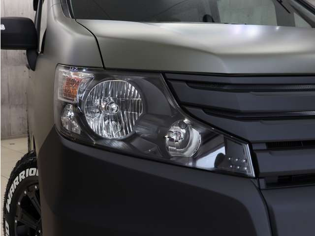 �w�b�h���C�g�̃C���i�[�������u���b�N�Ƀy�C���g�ς݂ŁA�������܂�����ۂ�^���Ă���܂��B�w�b�h���C�g�����Y���������΂݂�܂蓙������σL���C�ȏ�Ԃ�ۂ��Ă���܂��B