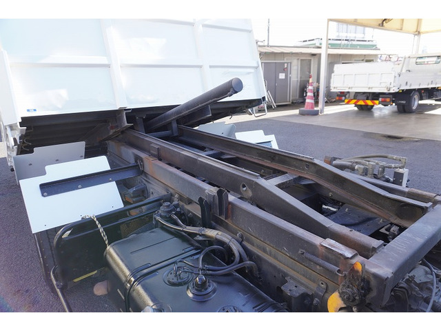 �V�Ԓ����������Ă���܂��B���g�p�̎ԂȂǂ����Ŕ[���������g���b�N����������u���Ă���܂��̂ł������������B