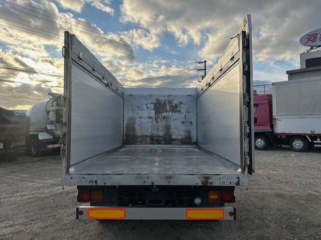 �y�d�@�⌚�@���z���Ђł̓g���b�N�ȊO�ɂ��d�@�⌚�݋@�B(�o�b�N�t�H�[�A�u���h�[�U�[�A�^�C���V���x���A�t�H�[�N���t�g�A���b�J�[�A���t�^�[�A���d�@etc)�����悵�Ă���܂�!