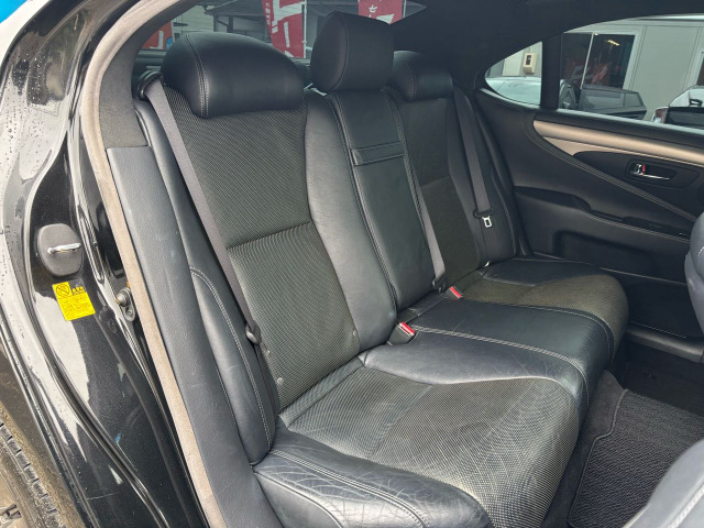 �Z�J���h�V�[�g�͑�l��l������Ă��\���ȃX�y�[�X���m�ۂ���Ă���܂�