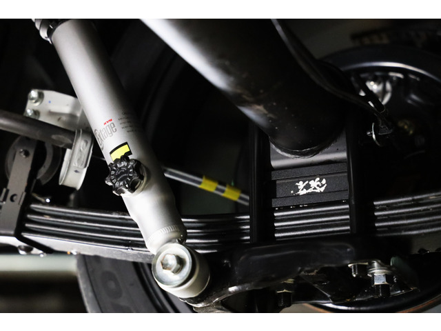 ���[�_�E���ɂ͌���1.5�C���`�_�E���u���b�N�ɃX�g���[�N�X�g�b�p�[�n�C�g�_�E���T�|�[�^�[�AKYB�G�N�X�e�[�W�V���b�N�𓖓X�ɂĐV�i�ő����B�[�Ԏ��ɂ̓A���C�����g���������܂��B