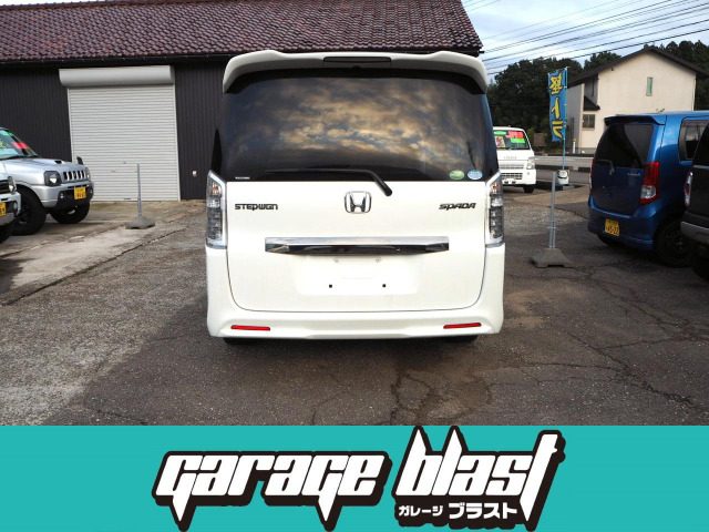 ���A�ɂ̓n�C�}�E���g�X�g�b�v�����v�t���̑�^�X�|�C���[����������Ă��܂��B���A�̓��A�X�|�ƃG�A���o���p�[���t���ăX�|�[�e�B�[�ȕ��͋C���o�Ă��܂��B