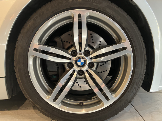 �N���X�o���O���̎�ɂ��V�����f�U�C���͎^�ۂ��Ăт܂������A���Ȃ��Ƃ��}�f�ł͂���܂���ł����BBMW�͂����ŁA6�V���[�Y��P�Ȃ郉�O�W���A���[�N�[�y�ł͂Ȃ��A�Ăѓ��ʂȑ��݂ւƉ����グ�悤�Ƃ����̂ł��B