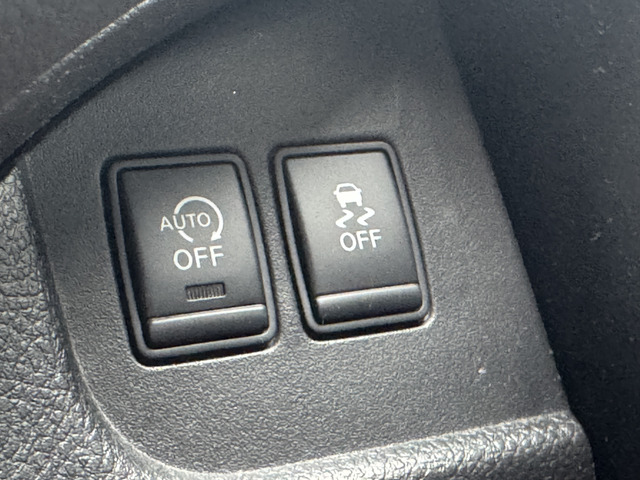 ���y������h�~���u�z�Ԃ��X���b�v����ȂǊ댯�ȋ������e��̃Z���T�[�����m����ƁA�R���s���[�^�[���Z���T�[����̏��𑦍��Ɍv�Z���A�����I�ɃG���W���̏o�͂�}�����܂��B