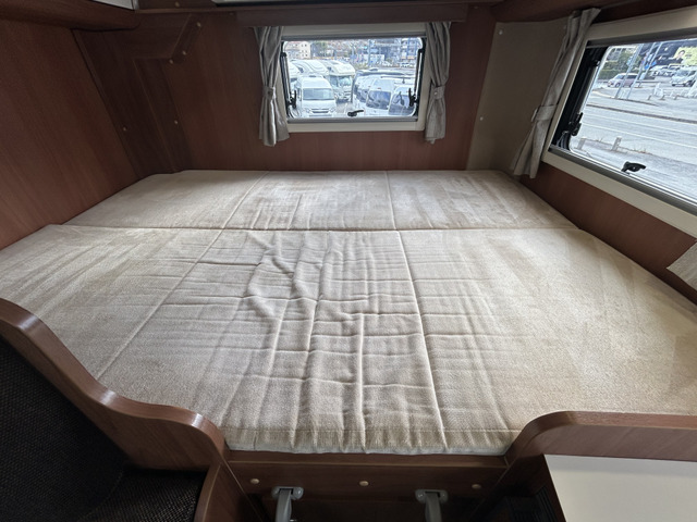 �Ō㕔�ɂ͏��W�x�b�h���������Ă��܂�!���@�́A194cm&times;140cm�Ƒ�l�񖼂��y�X�A�Q�\�ł�!