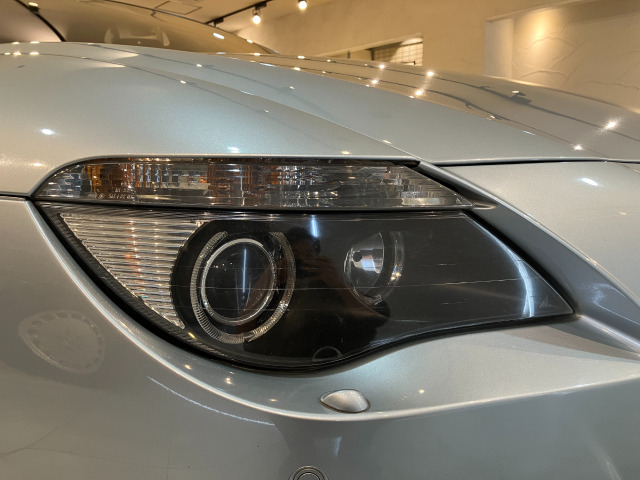 �V���o�[�X�g�[�����^���b�N�͒W���u���[���ƂĂ��������A�N���X�o���O���ɂ��G�b�W�̌������f�U�C�����ǂ��f����J���[�ł��B