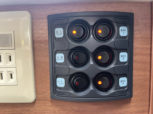 �Ɩ����̓d���i�͂�����̏W���p�l���ŊȒP�ɑ���ł��܂�!