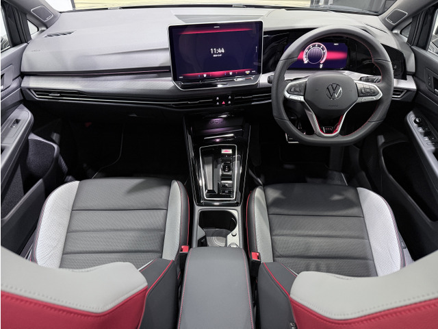 ���₷����^10.25�C���`TFT�t���f�B�X�v���C���̗p�B�ʏ�̃��[�^�[��i�r�Q�[�V�����}�b�v�E�A�V�X�g�V�X�e���Ȃǂ̕\�����X�e�A�����O�z�C�[���̃{�^���Őؑւ��A��ʂɃ��C�A�E�g�����邱�Ƃ��ł��܂��B