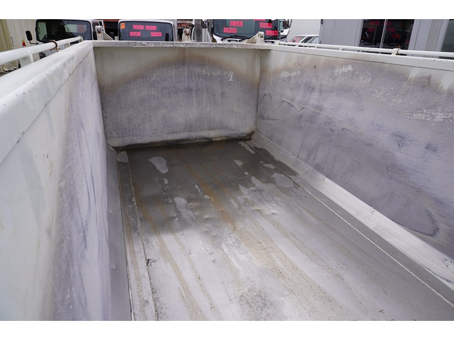 �V�Ԓ����������Ă���܂��B���g�p�̎ԂȂǂ����Ŕ[���������g���b�N����������u���Ă���܂��̂ł������������B