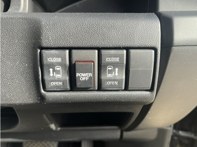 �I�v�V�����̗����d���X���C�h�h�A����������Ă���܂��B�{�^����ŃX���C�h�h�A�̊J���\�ł��B���q�l��e��l��A��Ă̂����s�ł����􂵂Ă���܂��B