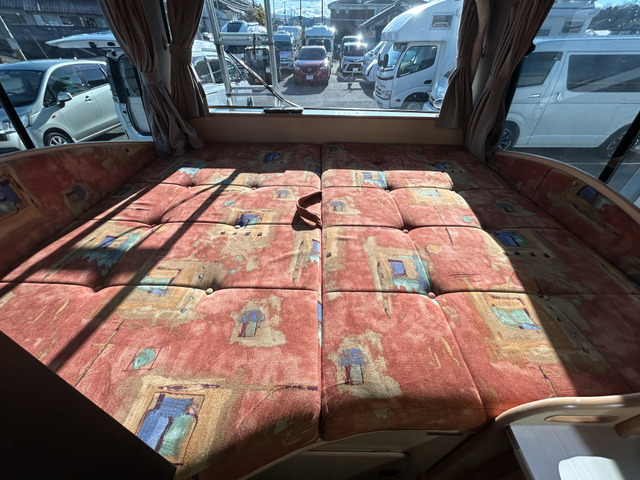 �Ō㕔�ɂ͏�݃x�b�h���������Ă��܂�!���@�́A180cm&times;160cm�Ƒ�l�񖼂��y�X�A�Q�\�ł�!